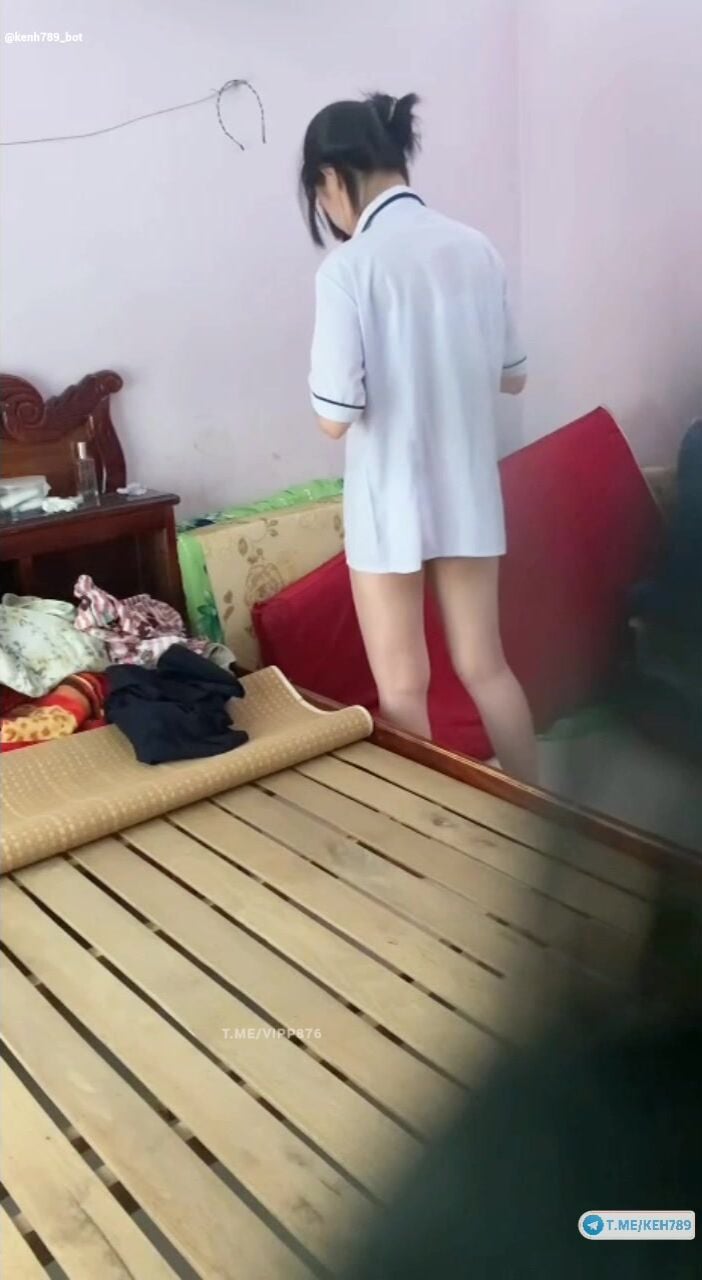 Quay lén bé em họ dáng ngon thay đồ đi học